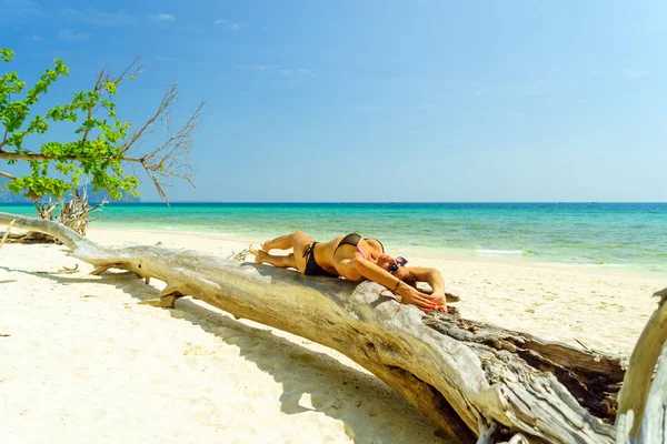 Donna in spiaggia nell'isola di Koh Poda Thailandia — Foto Stock