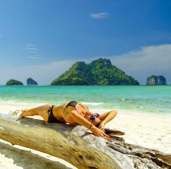 Woman at the beach in Koh Poda island Thailand — Stock Photo, Image