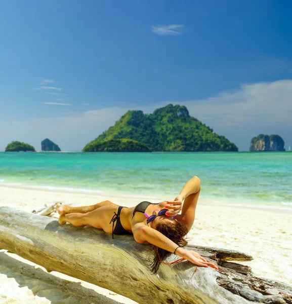 Femme à la plage de Koh Poda île de Thaïlande — Photo