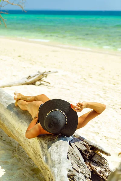 Donna in spiaggia nell'isola di Koh Poda Thailandia — Foto Stock