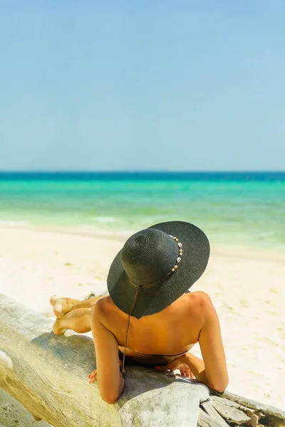 Kvinnan på stranden i Koh Poda island Thailand — Stockfoto