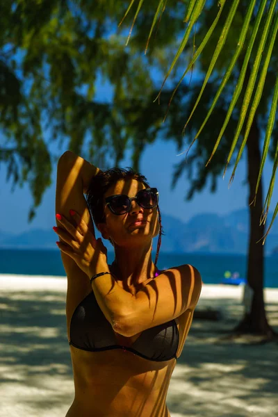 Mujer en la playa en la isla de Koh Poda Tailandia — Foto de Stock