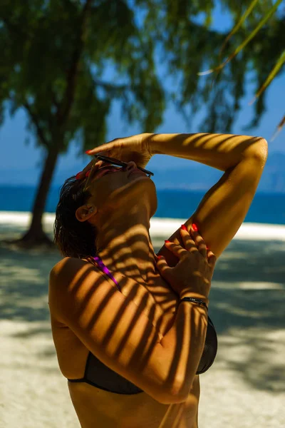 Vrouw aan het strand in Koh Poda island Thailand — Stockfoto