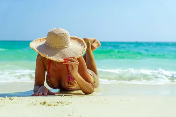 Donna in spiaggia nell'isola di Koh Poda Thailandia — Foto Stock