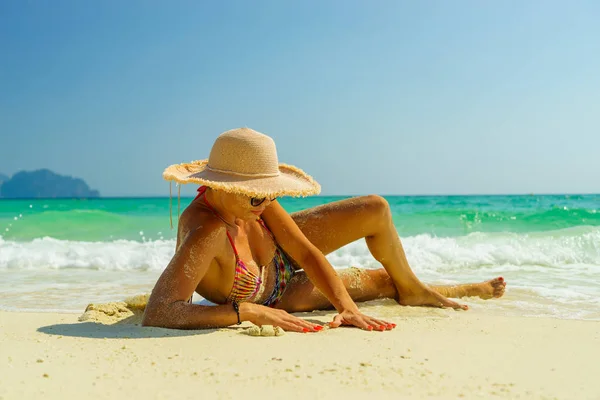 Жінка біля пляжу в Таїланд острова Ко пода — стокове фото