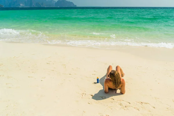 Χαριτωμένη Γυναίκα Χαλαρώνοντας Στην Παραλία Του Καλοκαιριού — Φωτογραφία Αρχείου