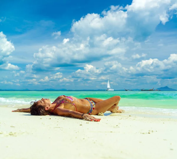 Niedliche Frau entspannt sich am tropischen Sommerstrand. weißer Sand, b — Stockfoto