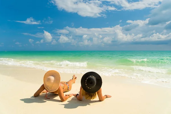 Sexy bikini lichaam van twee vrouwen genieten van de zee door de vaststelling op sa — Stockfoto