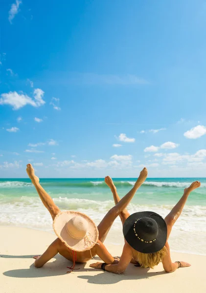 Szexi bikini test két nő élvezi a tenger megállapításával a sa — Stock Fotó