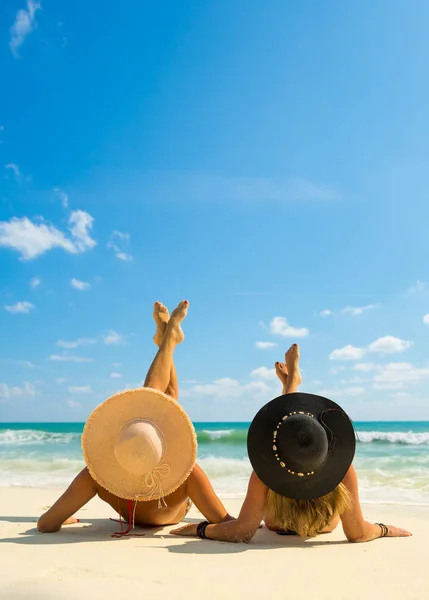 Sexy corpo bikini di due donne godono il mare stendendosi su sa — Foto Stock