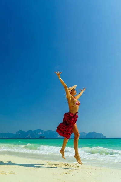 Donna in spiaggia nell'isola di Koh Poda Thailandia — Foto Stock