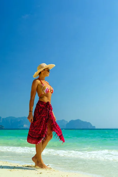 Donna in spiaggia nell'isola di Koh Poda Thailandia — Foto Stock