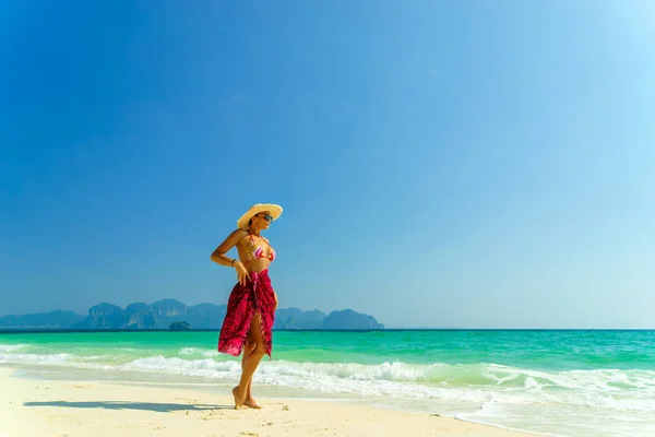 Γυναίκα στην παραλία στην Ταϊλάνδη Koh Poda island — Φωτογραφία Αρχείου