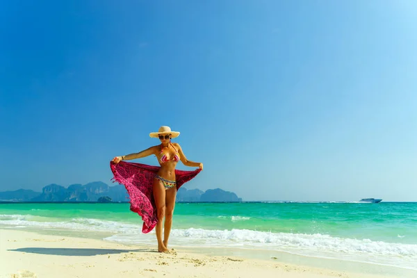 Kobieta na plaży w Tajlandia wyspa Koh Poda — Zdjęcie stockowe