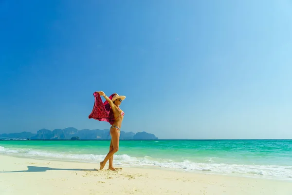 Frau am Strand in Koh Poda Island, Thailand — Stockfoto