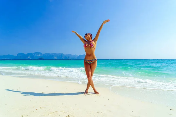 Kvinnan på stranden i Koh Poda island Thailand — Stockfoto