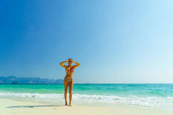 Mujer en la playa en la isla de Koh Poda Tailandia haciendo un corazón wi —  Fotos de Stock