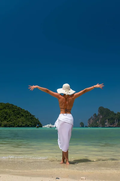 Dama en ropa de playa negro, sombrero floppy, gafas de sol disfrutando del sol en — Foto de Stock