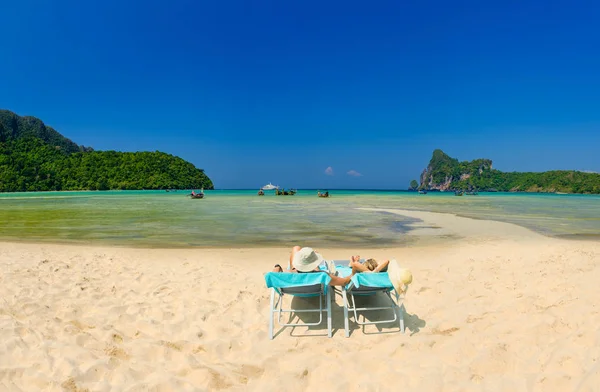 Couple Beach Tropical Resort Phi Phi Island — Stock Photo, Image