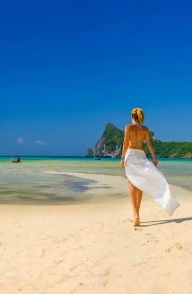 Tayland Sahilinde Güzel Bir Kadın — Stok fotoğraf