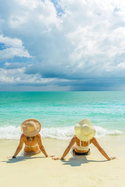 Sexy bikini cuerpo de dos mujeres disfrutan del mar — Foto de Stock