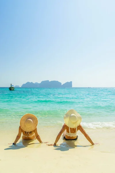 Due 2 giovani belle ragazze prendere il sole sulla spiaggia tropicale — Foto Stock