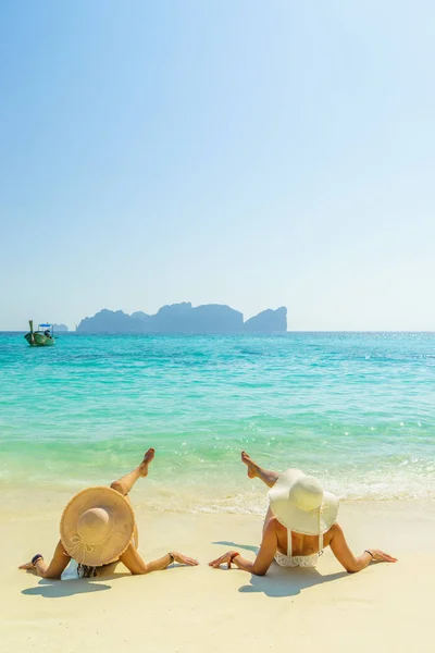 Twee 2 jonge mooie meisjes zonnebaden op het tropische strand — Stockfoto
