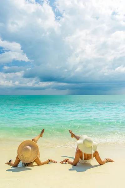 Sexig bikini kropp av två kvinnor njuta av havet genom att fastställa — Stockfoto