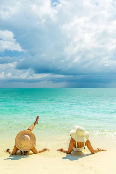 Sexy bikini lichaam van twee vrouwen genieten van de zee door de vaststelling op sa — Stockfoto