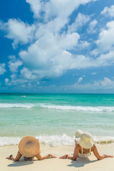 Dvě ženy relaxační na bílý písek a křišťálově moře tropické — Stock fotografie