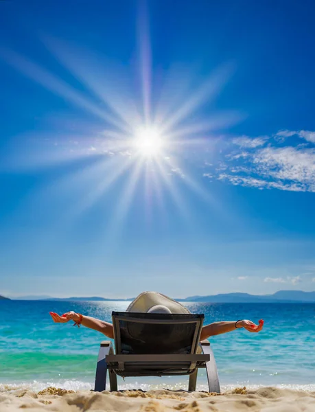 可爱的女人在日光浴放松, 看着海边. — 图库照片
