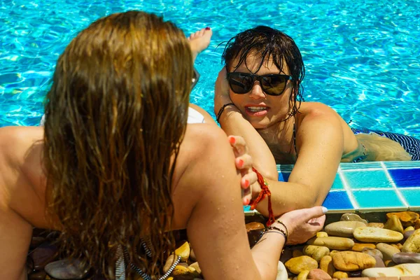 Duas mulheres na piscina — Fotografia de Stock