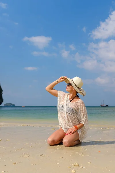 Vrouw rustend aan het tropische Thailand Railay strand — Stockfoto