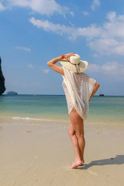 열 대의 타이 레일 이 해변에서 쉬고 있는 여자 — 스톡 사진