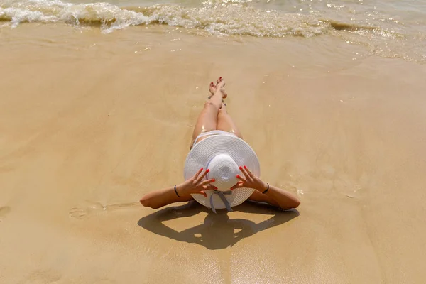 Χαριτωμένο γυναίκα χαλαρώνοντας στην τροπική παραλία. Διακοπές στο παράδεισο. — Φωτογραφία Αρχείου