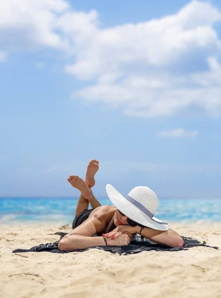 Mujer joven en bikini tendida junto al mar tropical —  Fotos de Stock