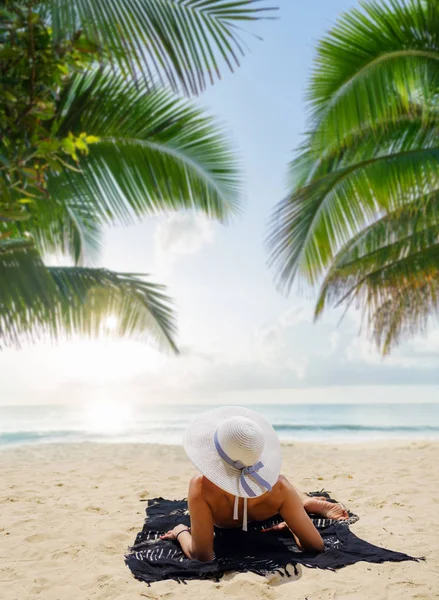 Donna in spiaggia in Thailandia — Foto Stock