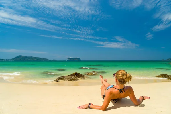 Ung Kvinna Bikini Fastställande Havet — Stockfoto