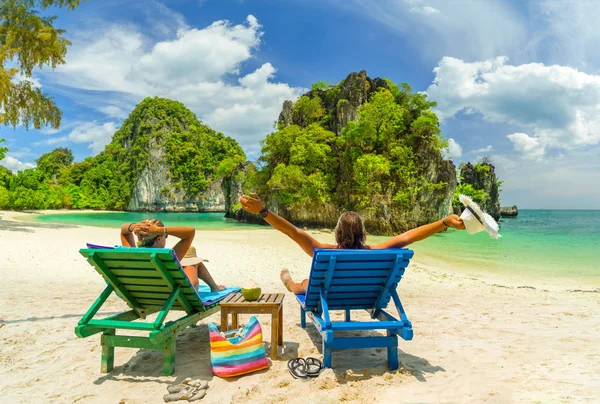 Par på stranden på tropisk resa Koh Hong island — Stockfoto