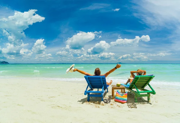 泰国热带度假胜地海滩情侣 — 图库照片