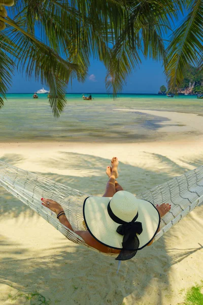 Woman on a hammock at the beach of Phi Phi Don island in Thailan — Stock Photo, Image
