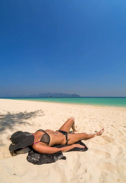 Nő a tengerparton, Koh Poda-sziget Thaiföldön — Stock Fotó