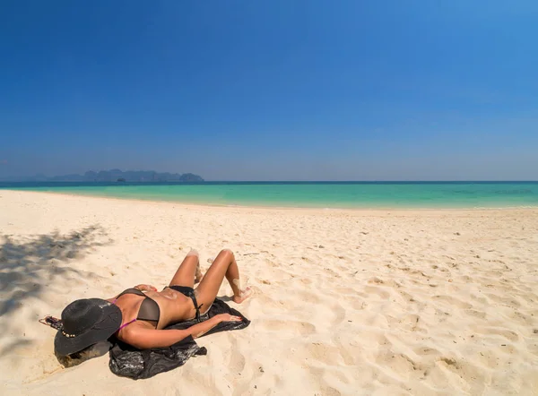 Γυναίκα στην παραλία στην Ταϊλάνδη Koh Poda island — Φωτογραφία Αρχείου