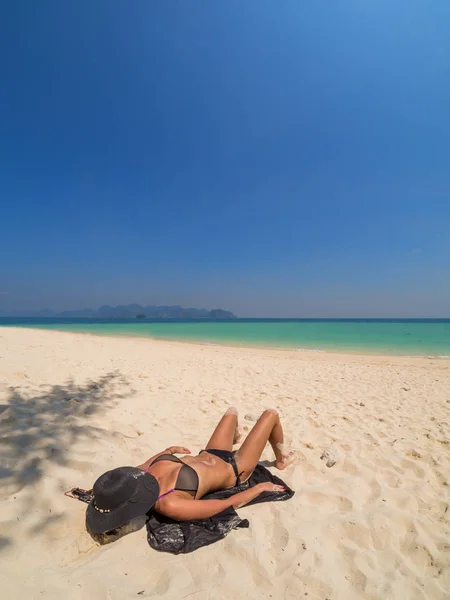 Kvinnan på stranden i Koh Poda island Thailand — Stockfoto