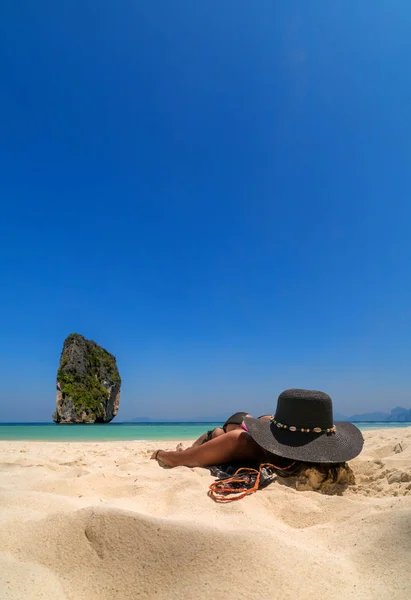 Mujer en la playa en la isla de Koh Poda Tailandia — Foto de Stock