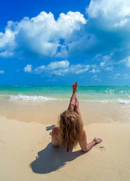 Kadın mavi wat ile tropikal bir plaj beyaz kum üzerinde döşeme — Stok fotoğraf