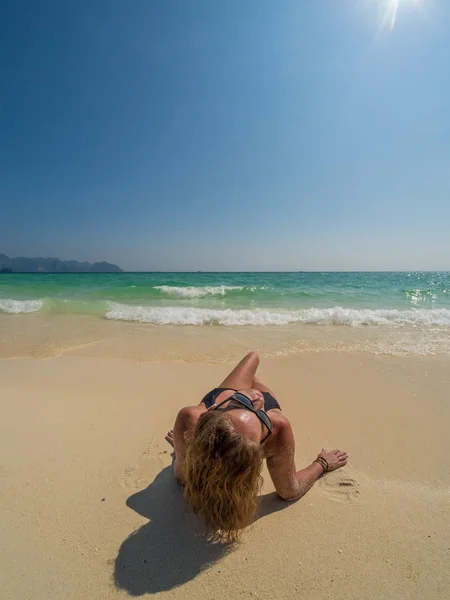 Χαριτωμένο γυναίκα χαλαρώνοντας στην παραλία το καλοκαίρι. Ευτυχισμένος τρόπος ζωής. Λευκό — Φωτογραφία Αρχείου