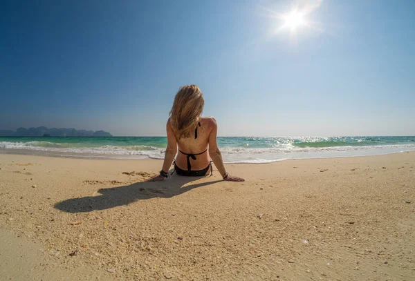 Kvinnan på stranden i Koh Poda island Thailand — Stockfoto