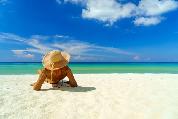 Tropikal beach Resort'ta istirahat kadın — Stok fotoğraf