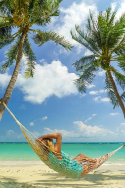 Kadın bir hamak tropikal beach Resort üzerinde rahatlatıcı